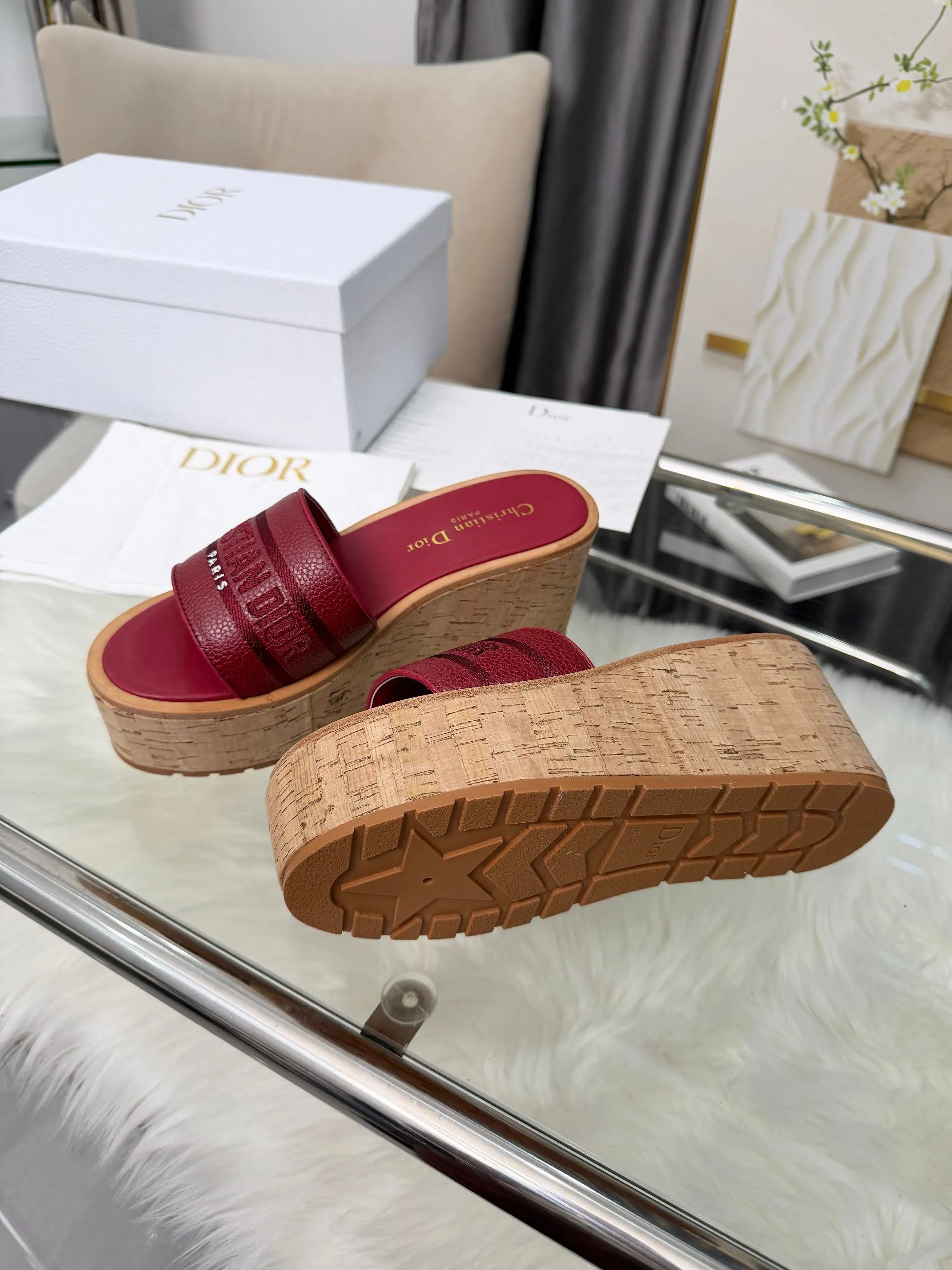 👟👟Ex-factory price 440👟👟 Dior Dior〰️Dway thick-soled wedge sandals✔️This thick-soled sandal is fashionable, casual and highly recognizable. The inspiration is cleverly combined by D's main designer into the perfect shoe shape. Paired with brand buckles, it is even more fashionable! Original version, perfect and exquisite workmanship!  Upper: pebbled leather + electric show code number; 35-39 (40-41 customized)